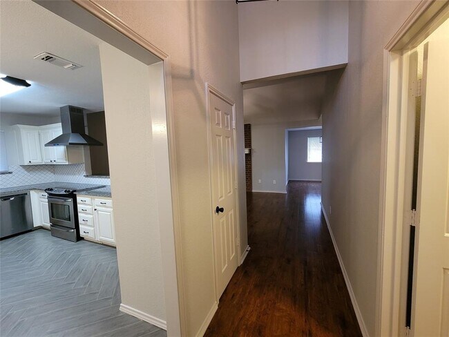 Building Photo - 3803 Brookfield Dr