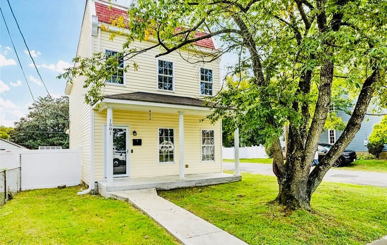 Primary Photo - Beautifully Renovated 3 bdrm/1.5bth Home L...