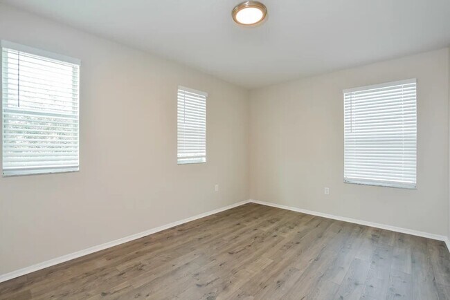 Building Photo - 13537 Laranja St