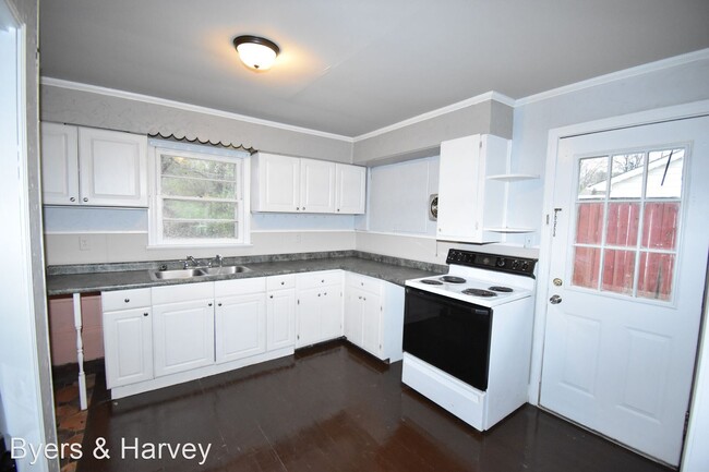 Building Photo - 3 br, 1 bath House - 141 West Rossview Road