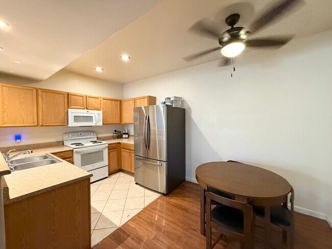 Foto del edificio - 1/BD 1/BA Light-Filled Condo in Gated Comm...