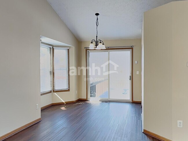 Foto del edificio - 7786 Waggoner Chase Blvd