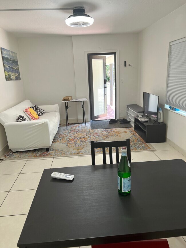 sala de estar - 1301 NE 6th St