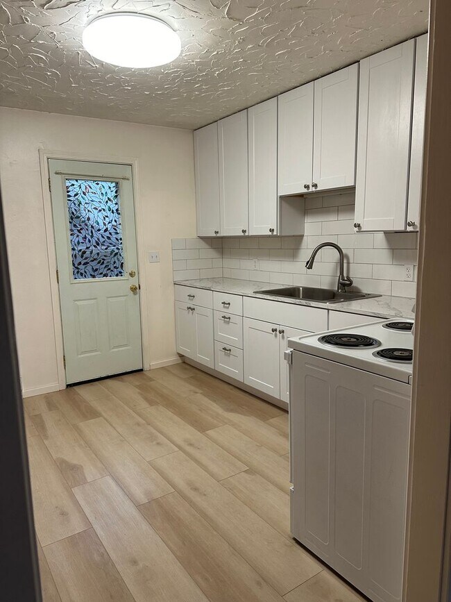 Foto del edificio - Nicely maintained 2 BD in 4-Plex