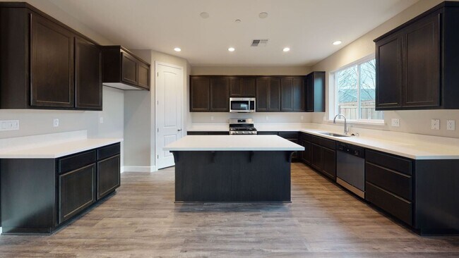 Foto del edificio - BRAND-NEW construction with 2 story with a...