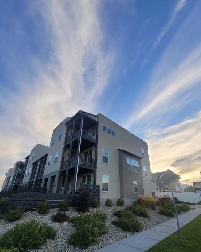 Building Photo - 7133 W Iron Spring Ln