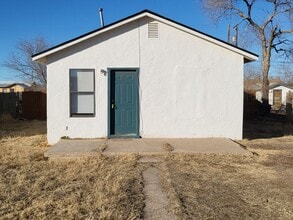 Building Photo - 921 E 1st St