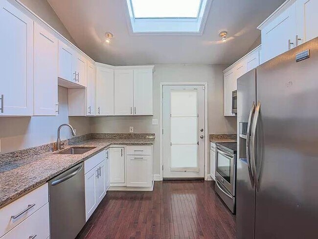 Foto del edificio - 748 McHenry St