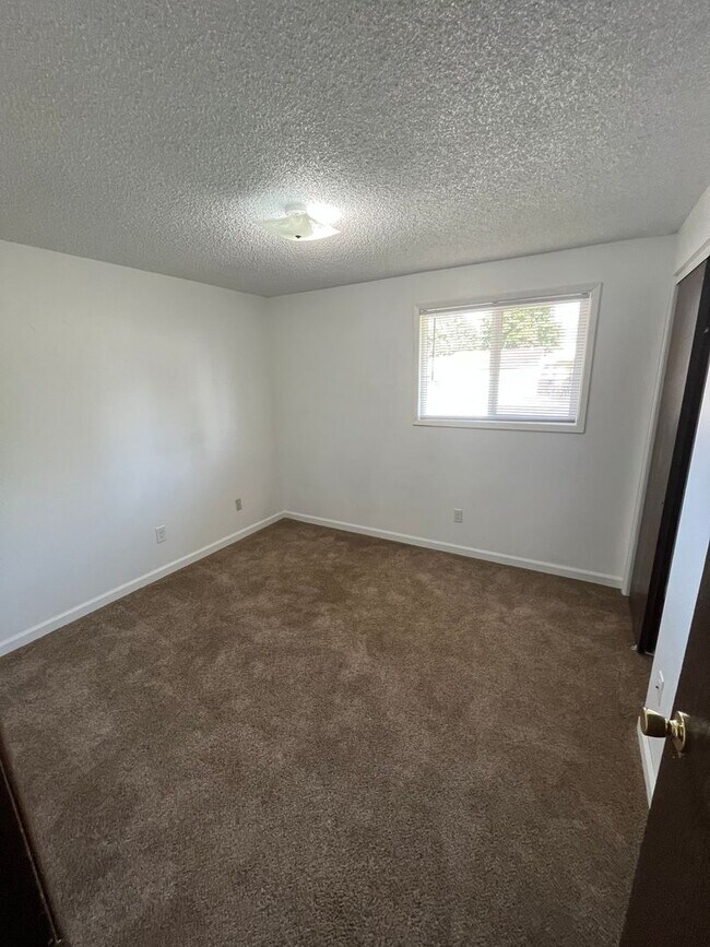 Foto del edificio - 557-559 E Broad Ave Owner Selling