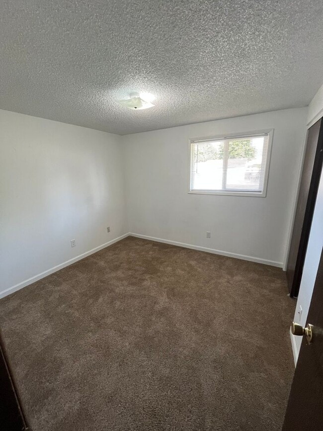 Building Photo - 557-559 E Broad Ave Owner Selling