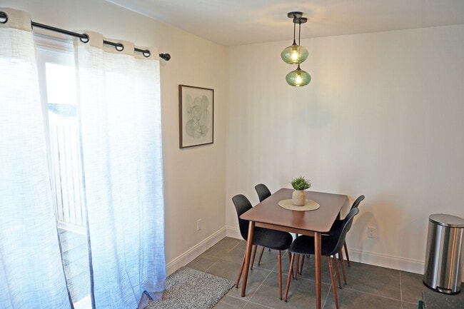 Foto del edificio - 7690 Barkwood Dr