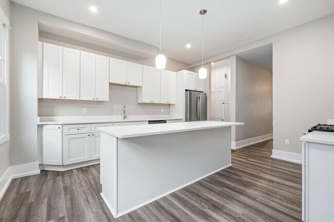 Foto del edificio - Beautiful Fully Renovated 4 Bedroom Home I...