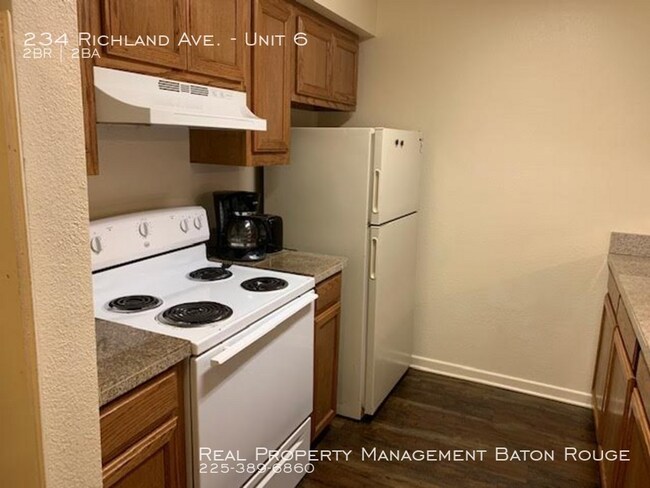 Building Photo - Great Apartment off Government!