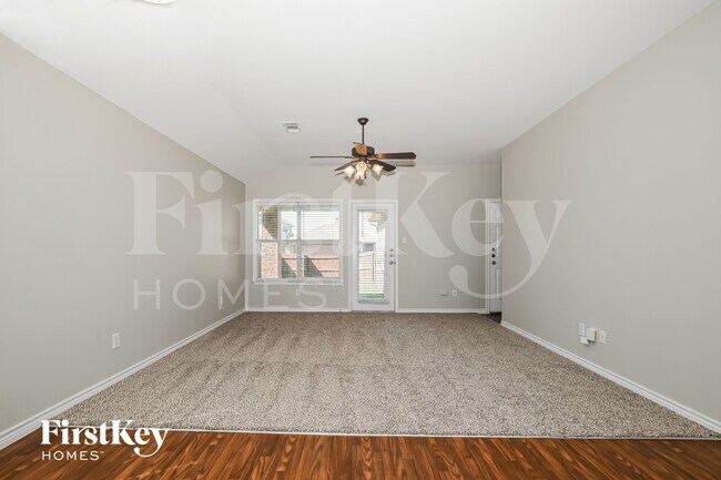 Foto del edificio - 1309 Honeywood Ln