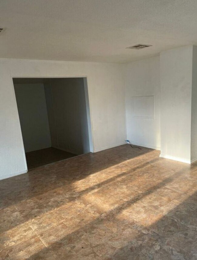 Building Photo - Open Floor Plan home on Private Spacious Lot