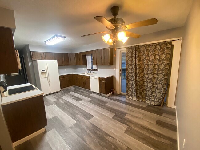 Kitchen 12x16 composite deck off sliding door - 408 Lynwood Dr