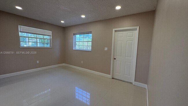 Foto del edificio - 251 N 68th Terrace