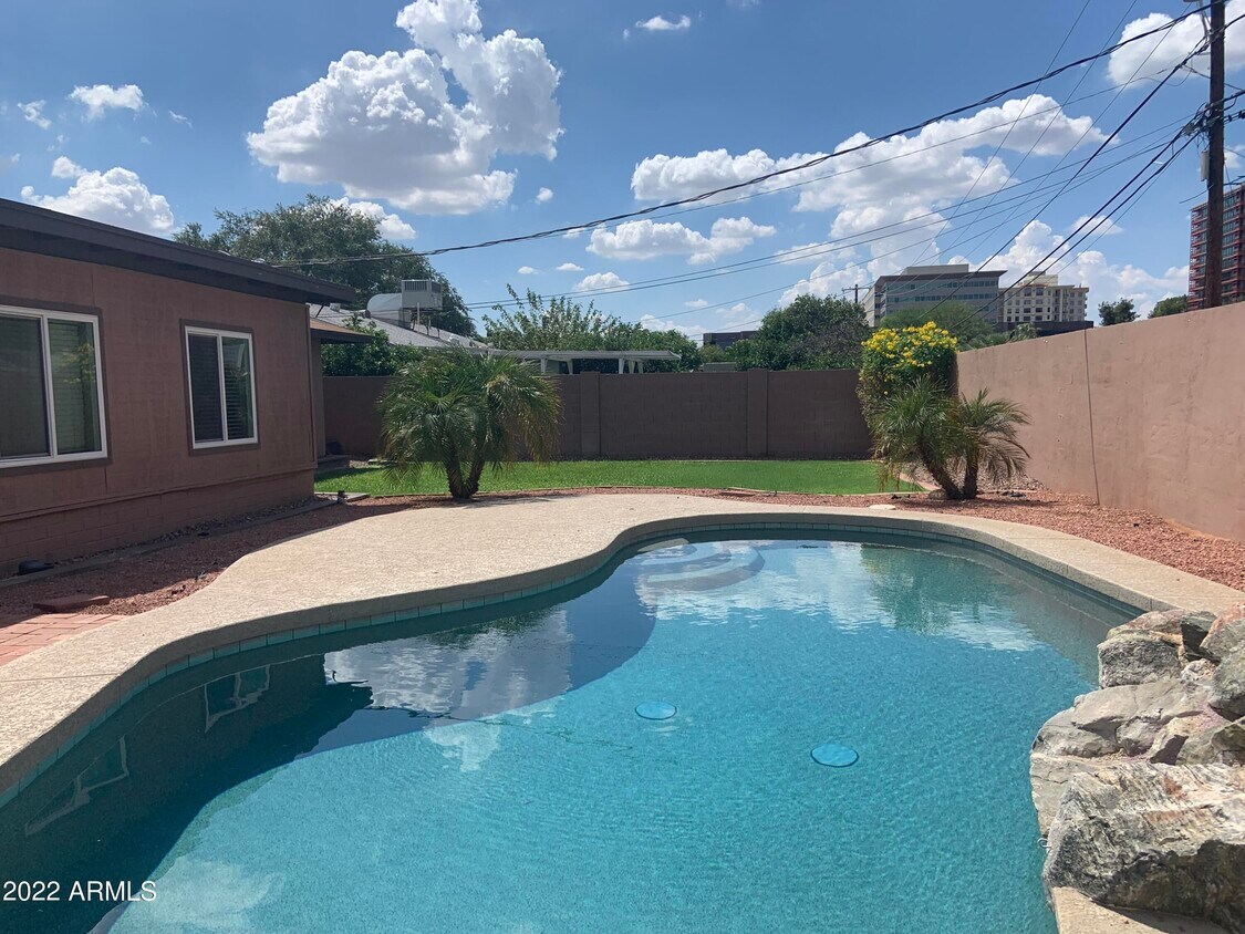 Foto principal - 2446 E Elm St