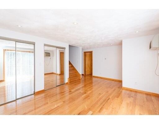 Foto del edificio - 7 Rosewood Dr