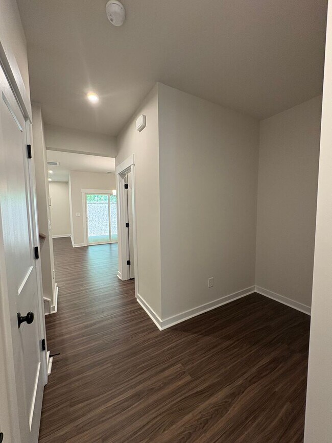 Foto del edificio - Beautiful End Unit Townhome in Griffith Lakes