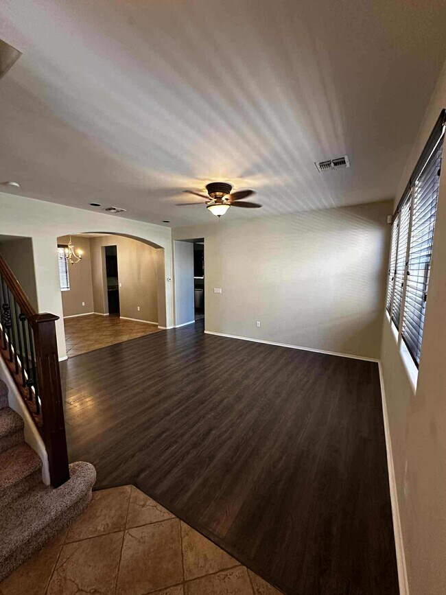 Building Photo - 1120 E Mt Shibell Dr
