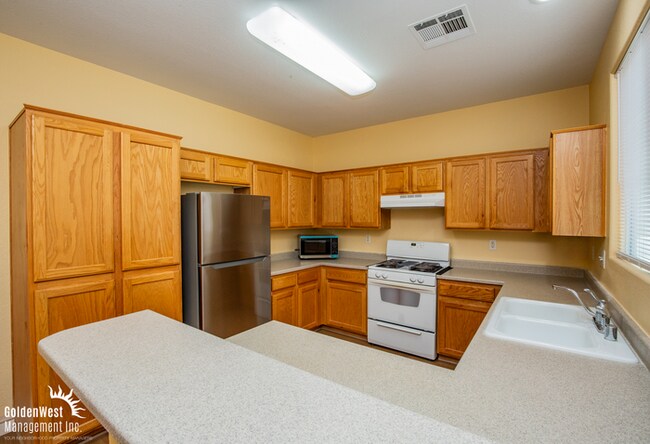 Building Photo - Fabulous 2Bdm 2.5Ba Home With Community Park & Pool.