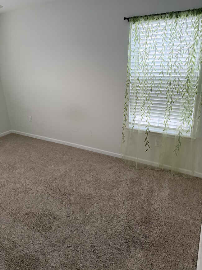 Building Photo - 48 Garden Row Dr S