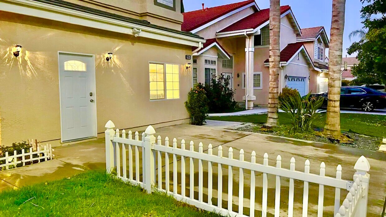 Foto principal - 19551 Runnymede St