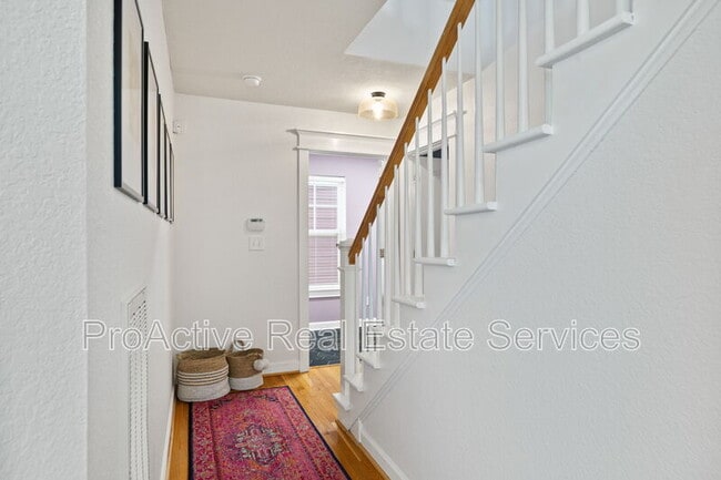 Building Photo - 9518 3rd Bay St