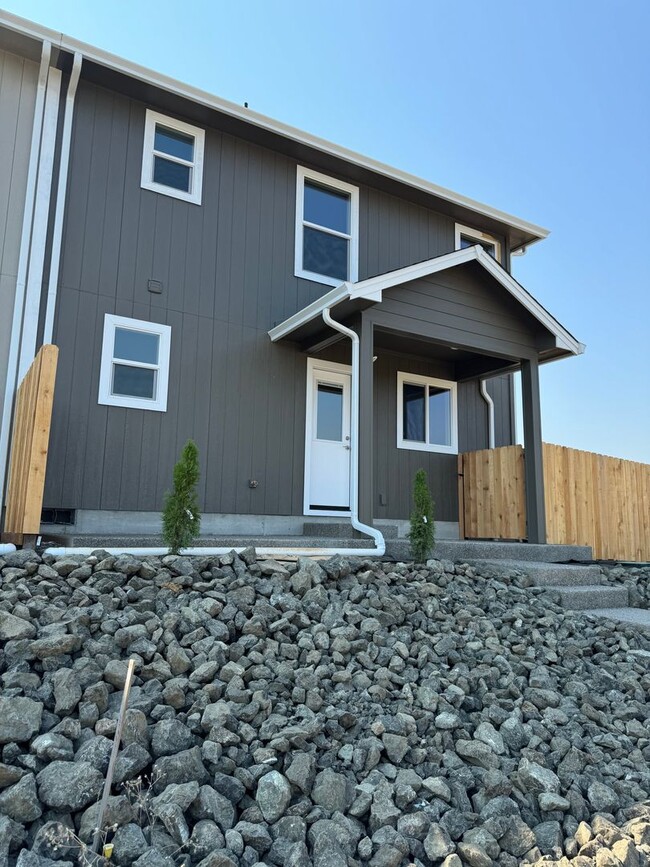 Building Photo - New 3 bedroom 2 1/2 bath home townhome on ...