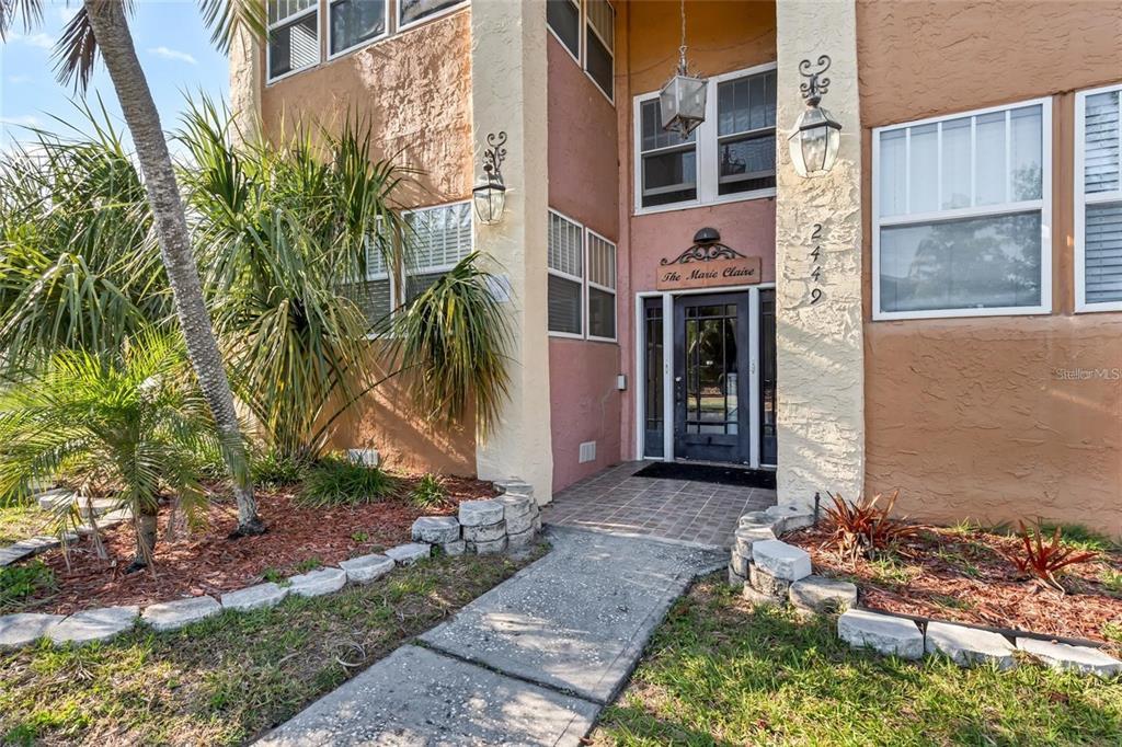 Foto principal - 2449 Burlington Ave N