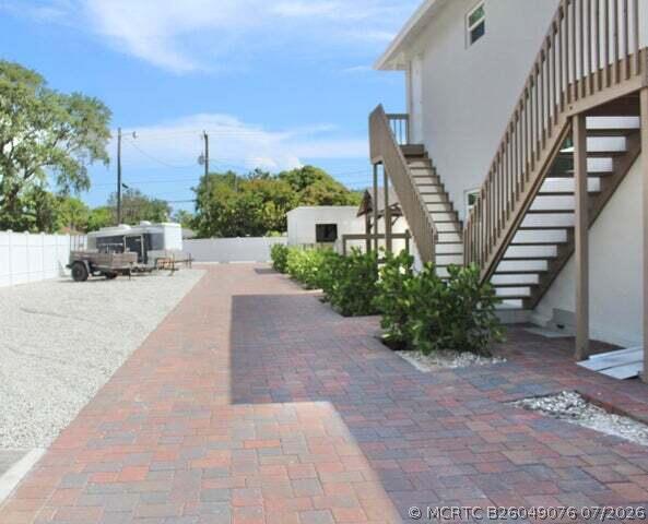 Building Photo - 305 Cypress Dr