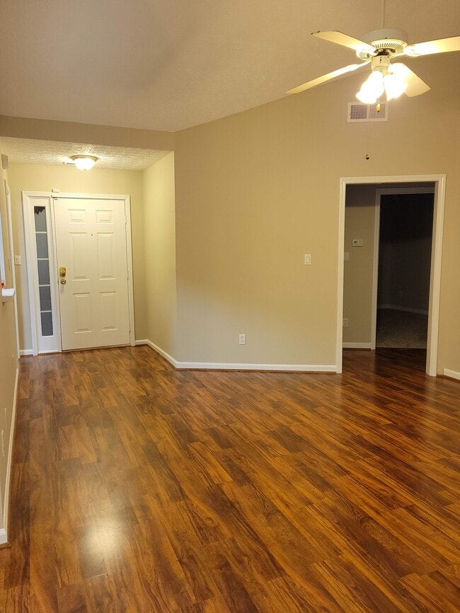 Living room - 119 Bay Court Dr