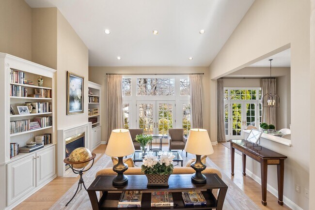 Building Photo - 7440 Old Maple Square