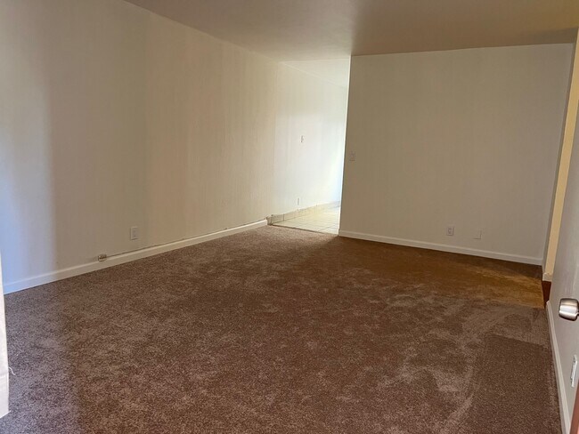 Family Room - 2922 Fruitvale Ave