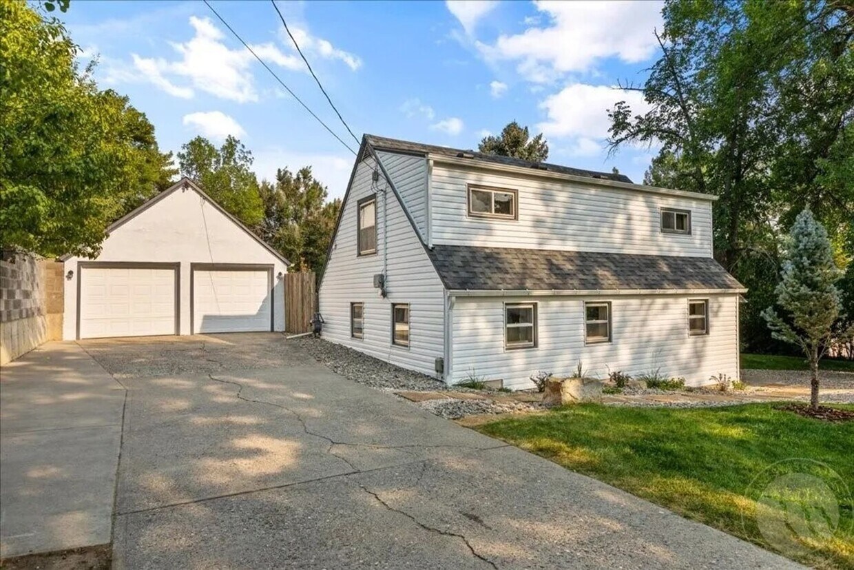 Building Photo - Gorgeous 4-Bedroom Home with Expansive Lan...
