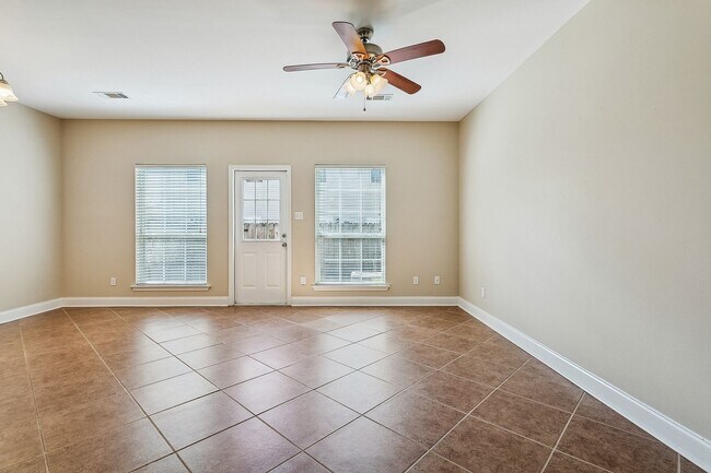 Foto del edificio - 3BR/2.5BA Townhome — Garage + Backyard — Great Schools