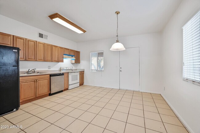 Foto del edificio - 5327 E Taylor St