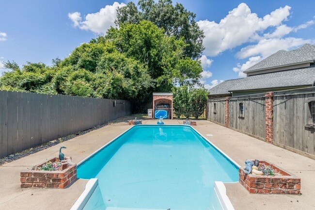 Building Photo - 300 Oak Hollow Dr