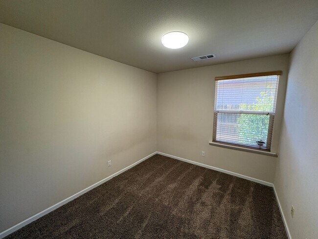 Foto del edificio - SE Visalia Cul-de-sac Home Available Now!