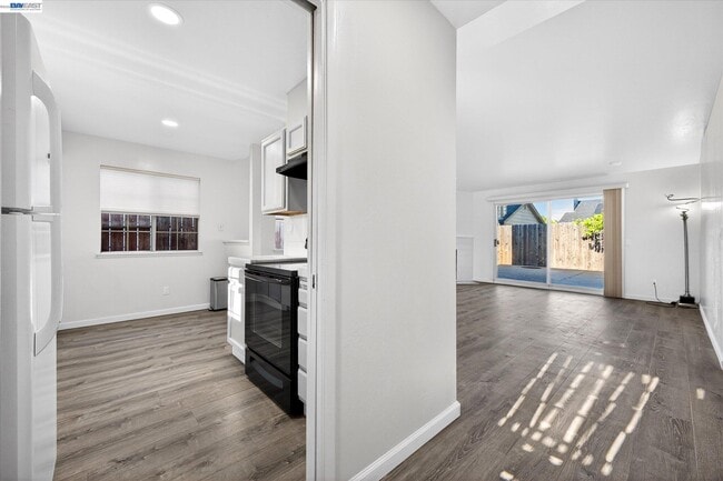 Building Photo - 2032 Newport Dr