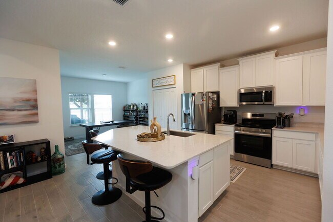 Foto del edificio - 4 Bedroom 2 Bath home for rent with beauti...