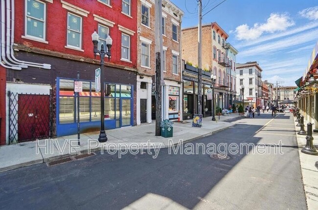 Building Photo - 107 W Elder St