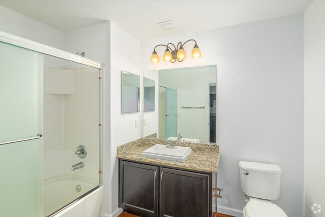 1BR, 1BA - 780SF - Bathroom - Legado de Ravel