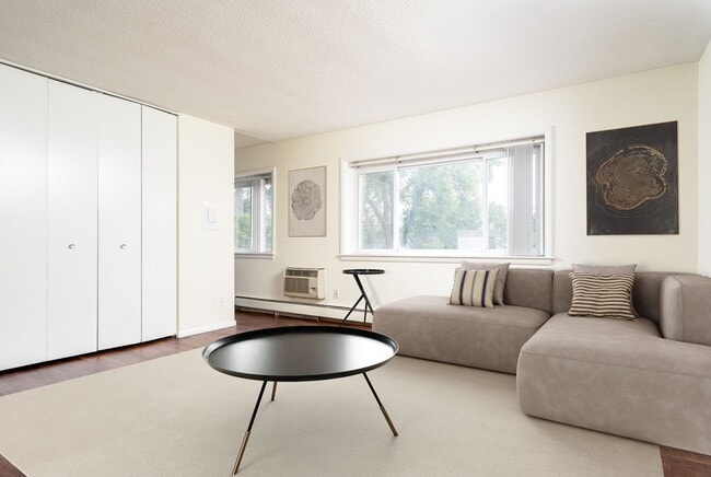 Interior Photo - 242 West Franklin Ave