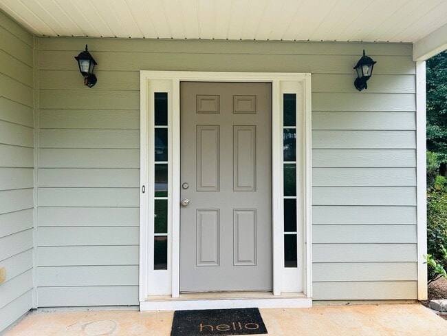 Building Photo - Beautiful 4 bedroom, 2.5 bathroom home in ...