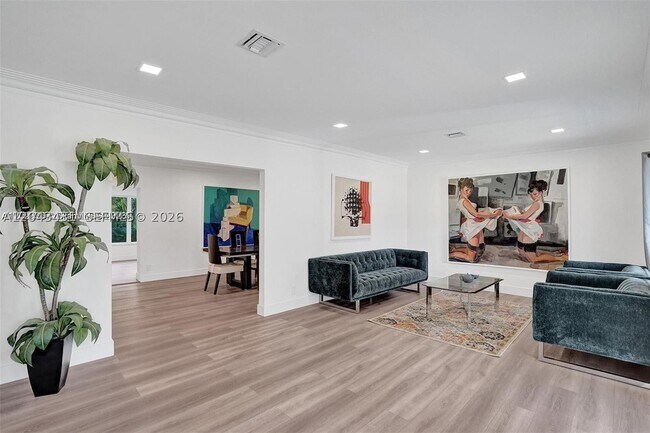Foto del edificio - 630 NE 52nd St