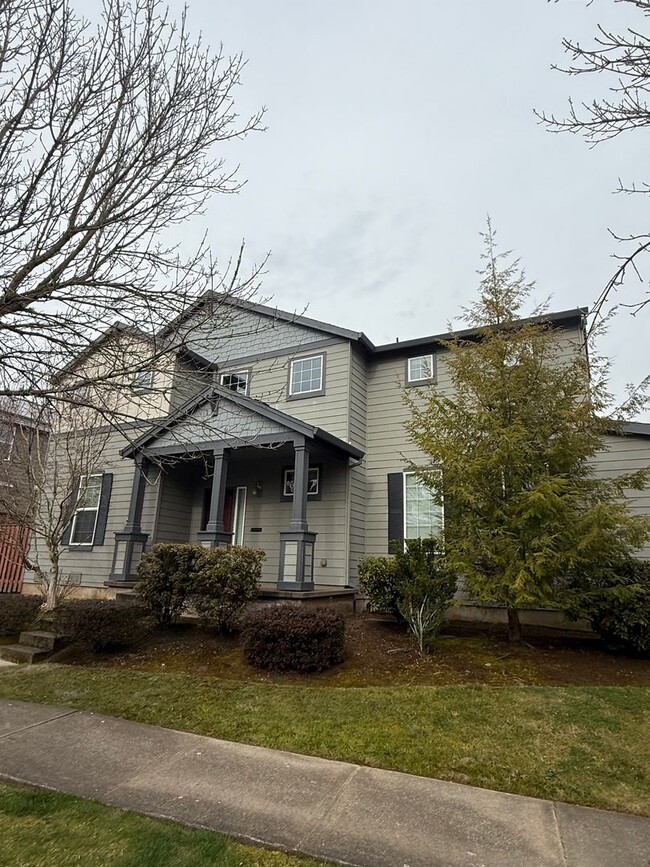 Building Photo - 3395 SE Meadowview Way