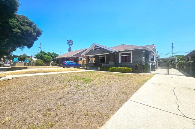Building Photo - 648 N Heliotrope Dr