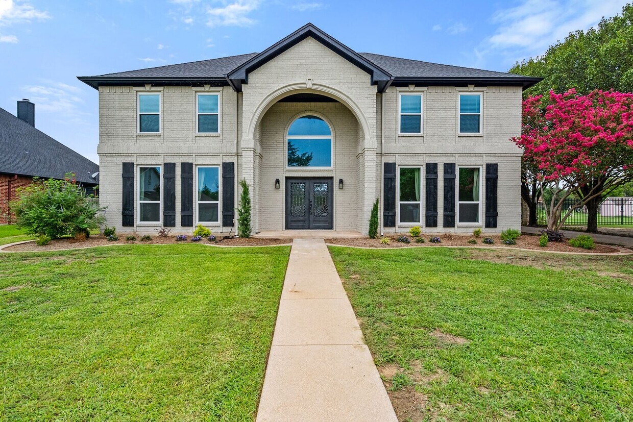 Primary Photo - Luxury living on 1/2 acre in Mansfield
